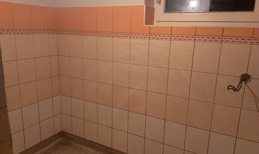 Kotolna oblozena z obkladu, ktory zostal nasim a svokre z kupelky, ale kedze uz sa taky nevyraba, tak sme museli dokupit k tomu biely, vysledok pekny :) praca môjho otca asi 1,5 dňa.