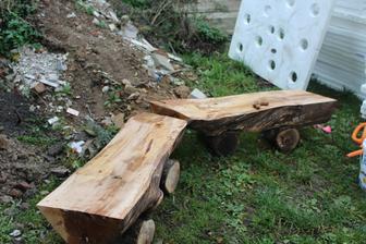zrezaná hruška a bolo mi ju lúto len tak porezat na kúrenie, tak som vymyslel takéto lavičky, ale este by som chcel k nim dorobit možno casom nejaké opierky