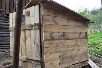 použil som aj staré pánty zo stodoly, inak celý kurín som si skladal aj stahoval sám, vsak nevadí, že váži len nejakých 500 kg :)