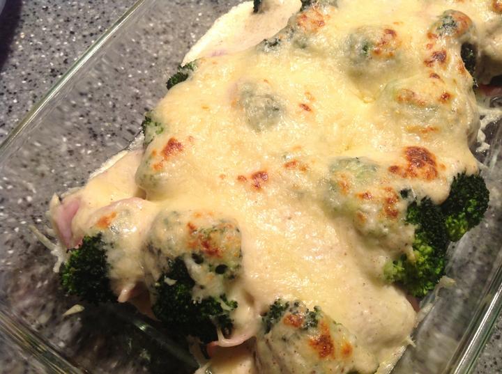 Naše domácí jídelna :) - Zapečená brokolice se šunkou a kremžskou