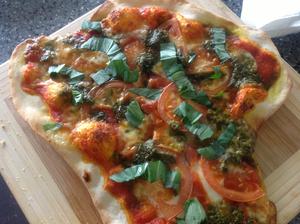 Mozzarella, rajčata, pesto
