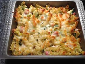 Zapečené těstoviny s uzenou kotletou, pórkem, cuketou, česnekem, cottage a mozzarelou