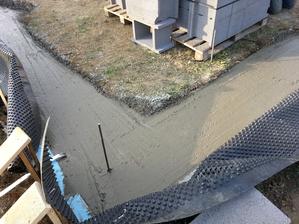 štyria a 3 hod sme to zmakli.29 kubikov presne.vibrovali sme a to sa ľahšie robilo