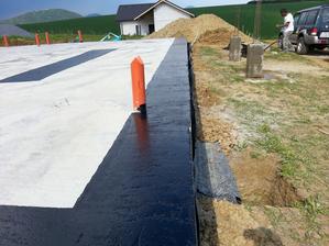 som to prvýkrát natrel , čakáme na tehly a pomaličky pripravujeme železo a šalung na veniec.