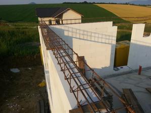 Betonujeme aj preklady spolu s vencom, preto najprv železo a potom šalung