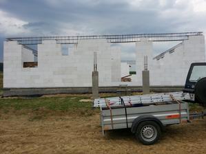 dnes sa zamerala strecha,skoro dokončené železo a ideme to ošalovať. verím,že na budúci týždeň zalejeme veniec))