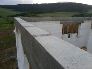 Odšalovane,ešte dať hranoly na terasu a vchod a môžu namontovať strechu
