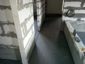 ešte pár metrov a prvá vrstva hotová...
