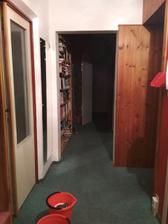 pohled do chodby a vzadu budoucí šatna