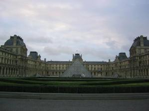muzeum Louvre - se skleněnou pyramidou