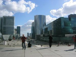 moderní čtvrť s mrakodrapy - La Defense