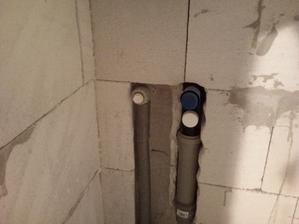 detail syfónu a vody pre práčku