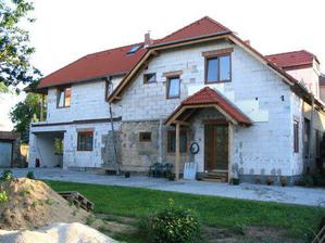 Stav na jaře 2007 - už hotová i zámkovka.