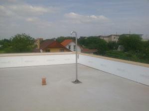 August 2010 - strecha , železobetónový podklad, ten stlpik je pripravený na anténu resp.satelit