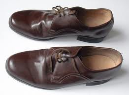 Na pude jsem nasel to, co jsem hledal - vojenske polobotky po dedovi (slouzil v Ceskoslovenske lidove armade). Prejel jsem je hadrem a reknete, neni to nadhera? Jdou mi skvele k obleku! Proste na obrad jdou se mnou!