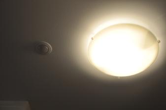 Zde je vyfocené pohybové čidlo co je na chodbě, které zozesvicuje led diody ve stěně. Funguje jen od 19:00 - 6:00 rána. Ten čas řídí časovač. Viz další foto