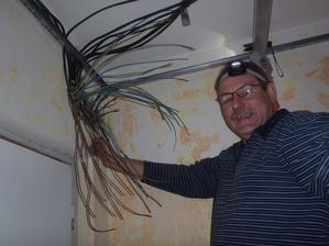 V tom by se ani sviňa nevyznala. Ještě že máme šikovného elektrikáře.