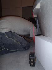 Nivelační laser NEJLEPŠÍ VĚC NA SVĚTE. Pokud máte možnost si ho před rekonstrukcí někde pujčit tak si ho půjčte. Nahradí klasickou vodováhu. Urychlí velmi práci. Využití viz další foto.