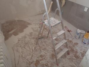 Bílý prach po broušení sadrokartonu - tuto část pokládání sadroše přímo nesnáším.
