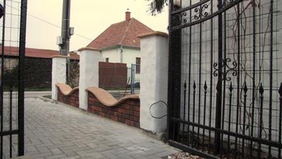 Trochu som sa pohral s plotom. Tie čapice asi premalujem na sivo aby pasovali k zámkovej dlažbe. Ešte uvidím.