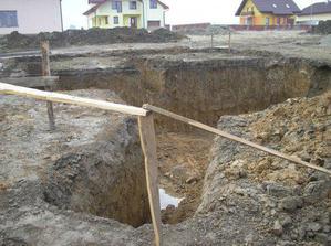 apríl 2008, vykopané základy