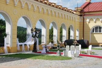 nádvoří jízdárny letovického zámku, tady bude obřad