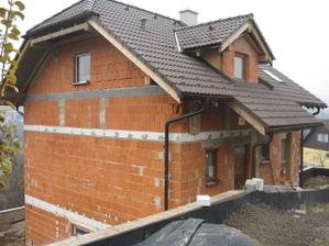dom od cesty z druhej strany