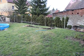 Začínáme dělat holčičkám zahradní domeček se skluzavkou