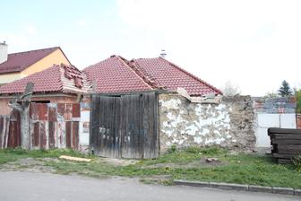 Plán na velikonoční prázdniny: zbořit zbytky staré stodoly