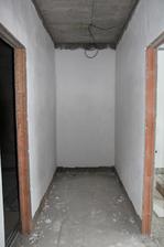 Průchod do koupelny přes šatnu