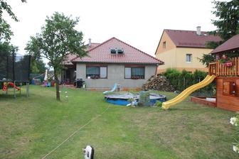 A konečně snad zmizne i hromada kamenů vpravo