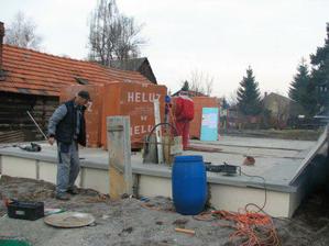 2008.04.02 zaizolovane zaklady a vykladanie prvej varky tehal