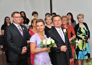 Během obřadu - paní matrikářka představuje panu poslanci Burešovi (oddávajícímu) snoubence