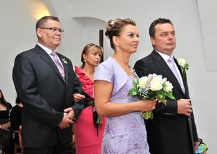 Pozorně posloucháme projev oddávajícího