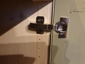 Detail závesu. Na jedno krídlo dverí je jeden záves s tlmením. to stačí, obidva keby boli, tak sa strašne pomaly krídlo zatvára. preto úplne stačí jeden (ich cena je vec druhá)
