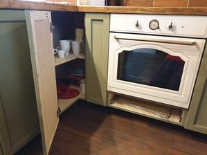 Tu nevydalo, aby boli rohové. Je tam malo miesta na kovanie. Za zadnú stranu príde ešte náter a samozrejme vosk na záver.