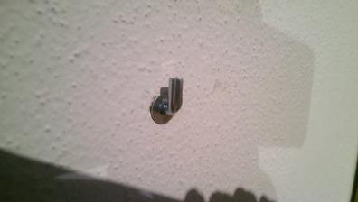 detail na zavesenie tehlova priečka