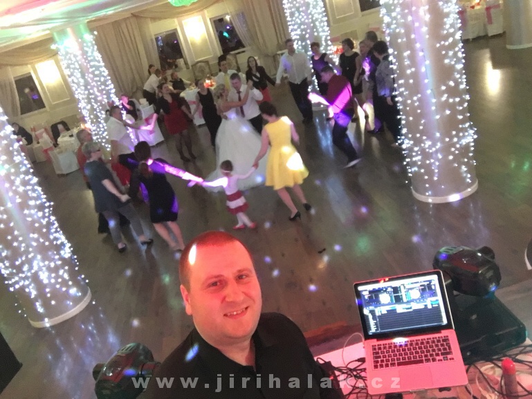 Svatba 12.3.2016, Polsko - Selfie a ranní tanec novomanželů s nejbližšími