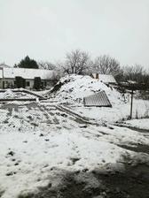 ccaa 30. November 2017, kde bude domček stáť vyznančený...a potom nasnežilo...Ale máme sánkovací kopec :-)