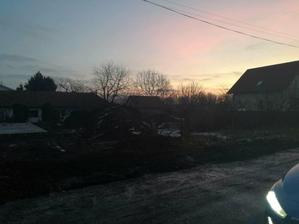 7. December 2017, hneď je krajší pohľad pri krajšom počasí :) Ku sánkovaciemu kopcu pribudlo "klzisko" :)