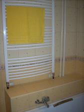 radiator nad vanou a murik na uteraky /este tam nie su:))/