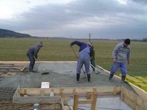 rozhrnanie betonu na strope