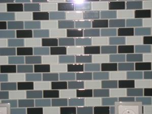 skleněná mozaika-spojující motiv vedoucí přes kuchyń, koupelnu a wc