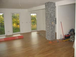 ještě jeden pohled k budoucí kuchyni z pracovního koutu