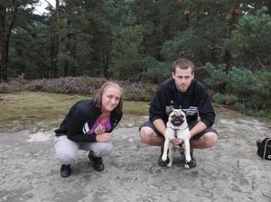 Tak to jsme my 3 krásně pohromadě na nejnádhernějším místě v Českém ráji. Nádherná chvíle :) A u nás pod nohama je moje jméno vytesané do skály, to mi bylo asi 7 let když to tam moje rodiče vytesali. Nádherné vzpomínky :)