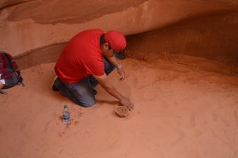 ukážka vzniku kaňona, priam neuveriteľná vec! Dielo vody, slnka, hádam najjemnejšieho piesku na svete a miliónov rokov! ❤️❤️❤️ANTELOPE CANYON❤️❤️❤️