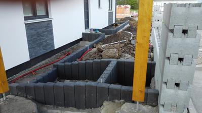 5.5.2016 - začínají nám dělat chodníky