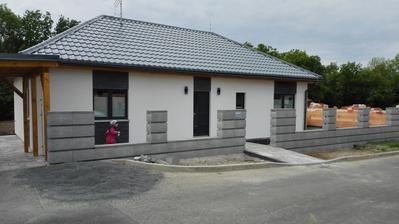 Plot Best Roka - vítěz designové soutěže o nový plotový systém...Zbyla nám celá paleta plotu, množství odpovídá levé straně plotu