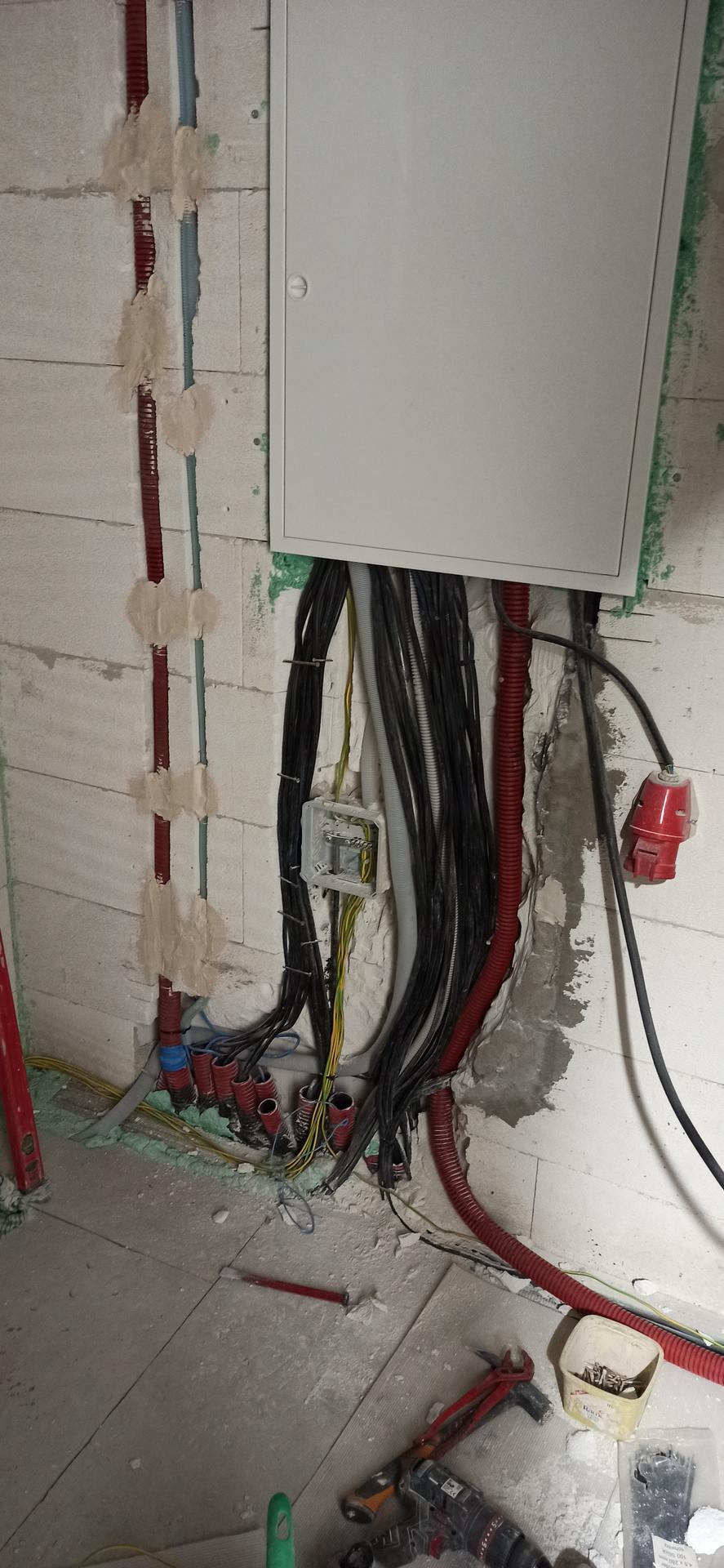 Rozvody elektro, data, audio - Trochu jsem urovnal kabeláž a přidal zeleno žlutý kabel pro po spojení a pár chrániček pro přívod k budoucí FVE. 