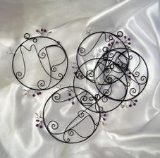 Drátovaná kolečka s našimi monogramy a korálky na výzdobu do kapličky